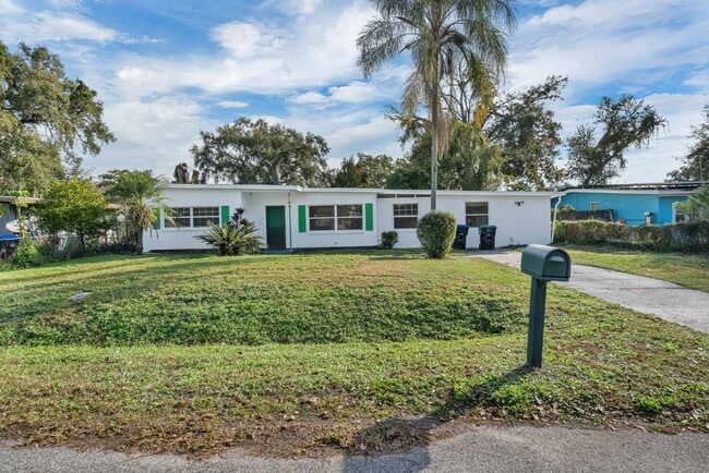 Building Photo - 833 Pinedale Ave