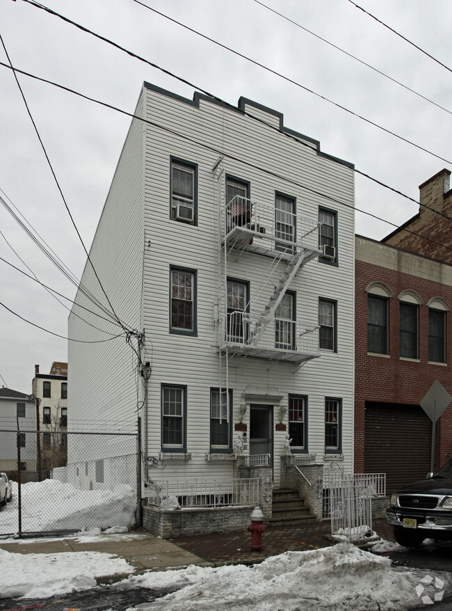 Building Photo - 304 6th St