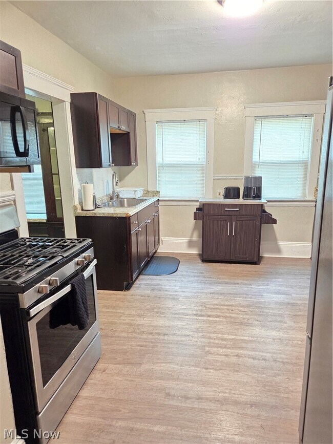 Building Photo - 1450 E 110th St