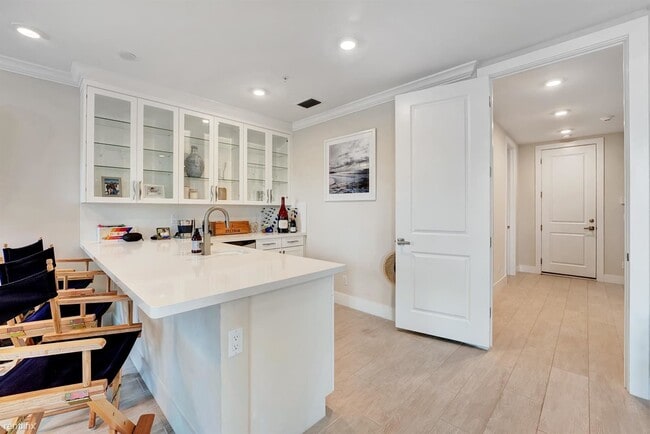 Building Photo - 3 br, 4.5 bath Townhome - 1045 Harbor Vill...