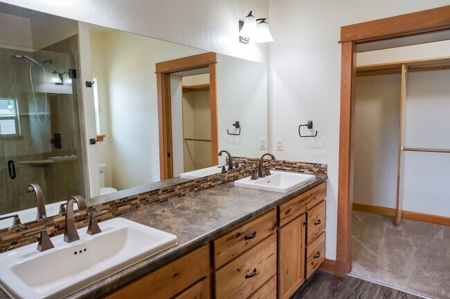 Building Photo - One Month's Free Rent