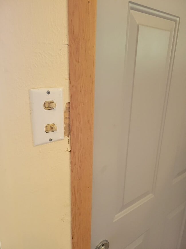 Building Photo - 2 Bedroom House