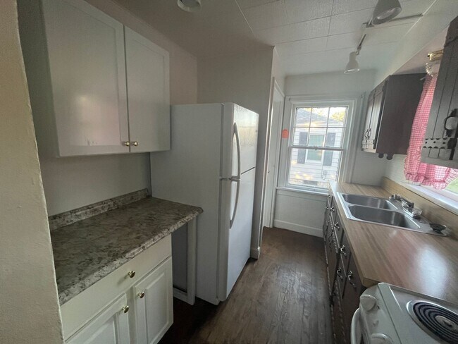 Building Photo - Two Bedroom House in Alton