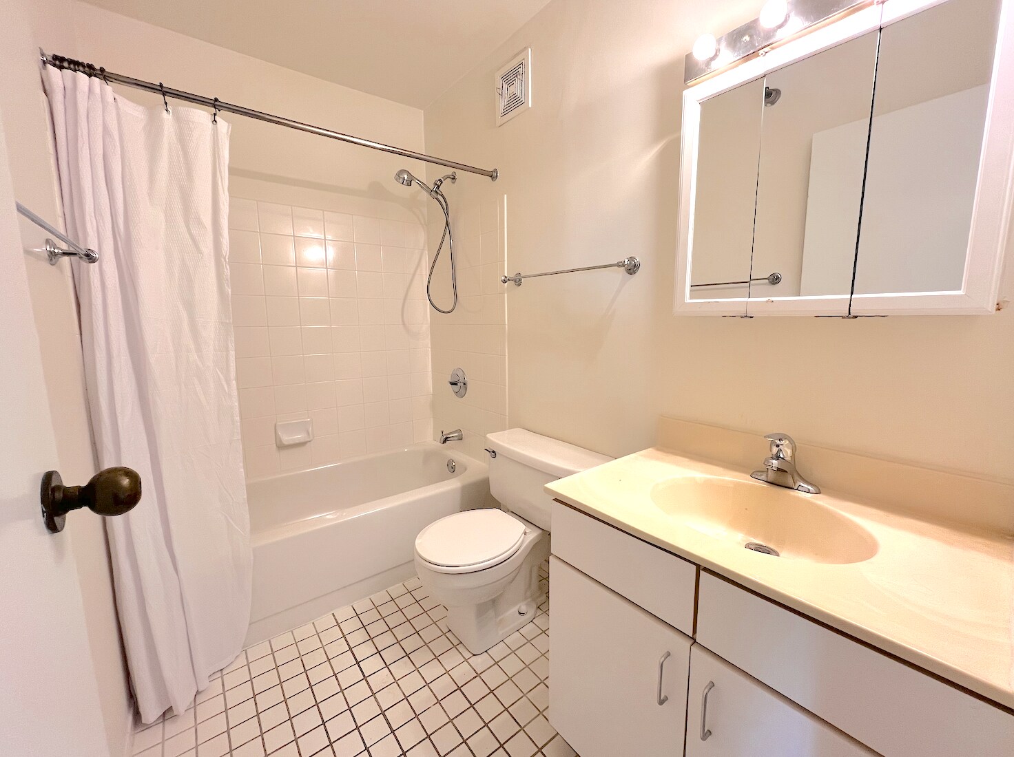 Building Photo - 1212 N La Salle Dr