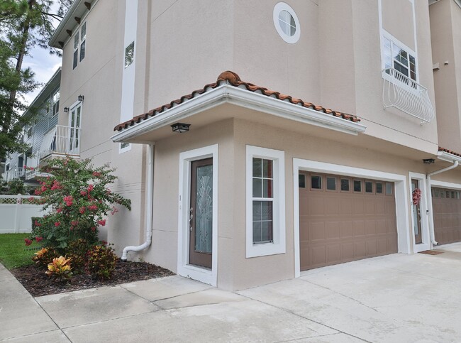 Building Photo - "Spacious & Stylish 3-Bed Oasis in Tampa w...