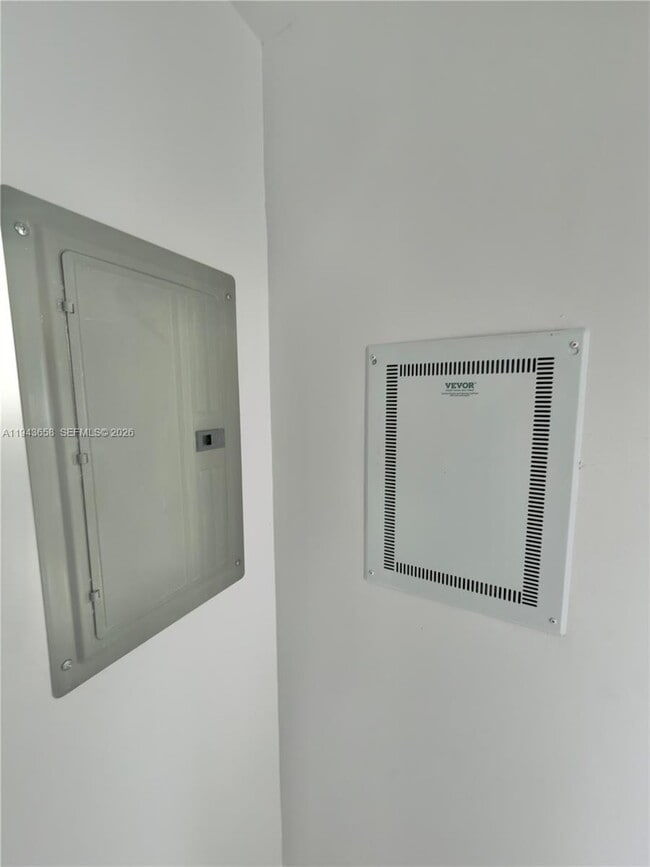 Building Photo - 630 NE 166th St