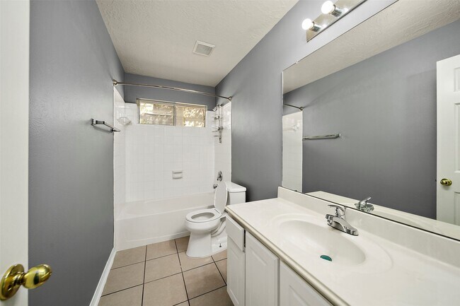 Building Photo - 10 S Willow Point Cir