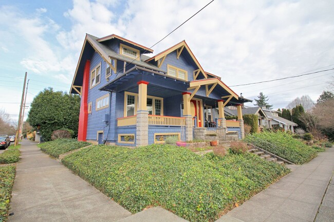 Building Photo - Lovely 3-Level Triplex Home