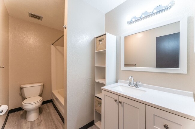 Building Photo - 954 S Miller St