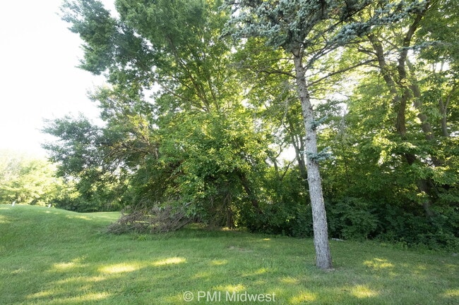 Building Photo - "Cozy 1-Bedroom Retreat in Greenfield – Pe...