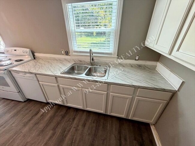 Building Photo - Cute 3 Bed 1 Bath in Raytown-Available NOW!!