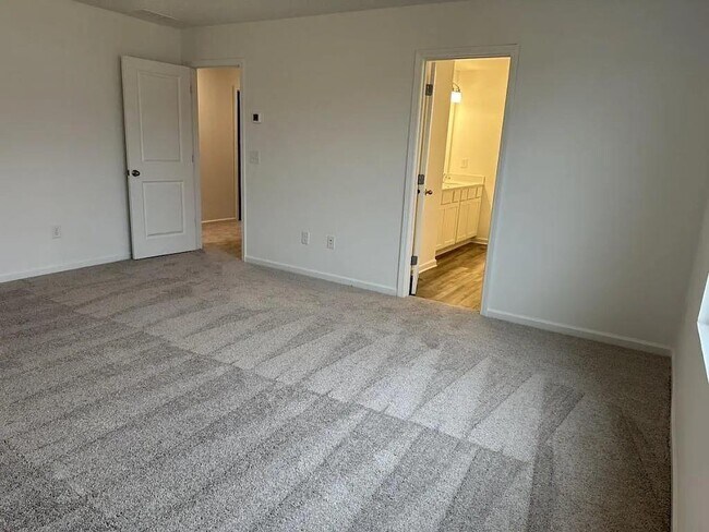 Building Photo - 2069 Boxwood Cir
