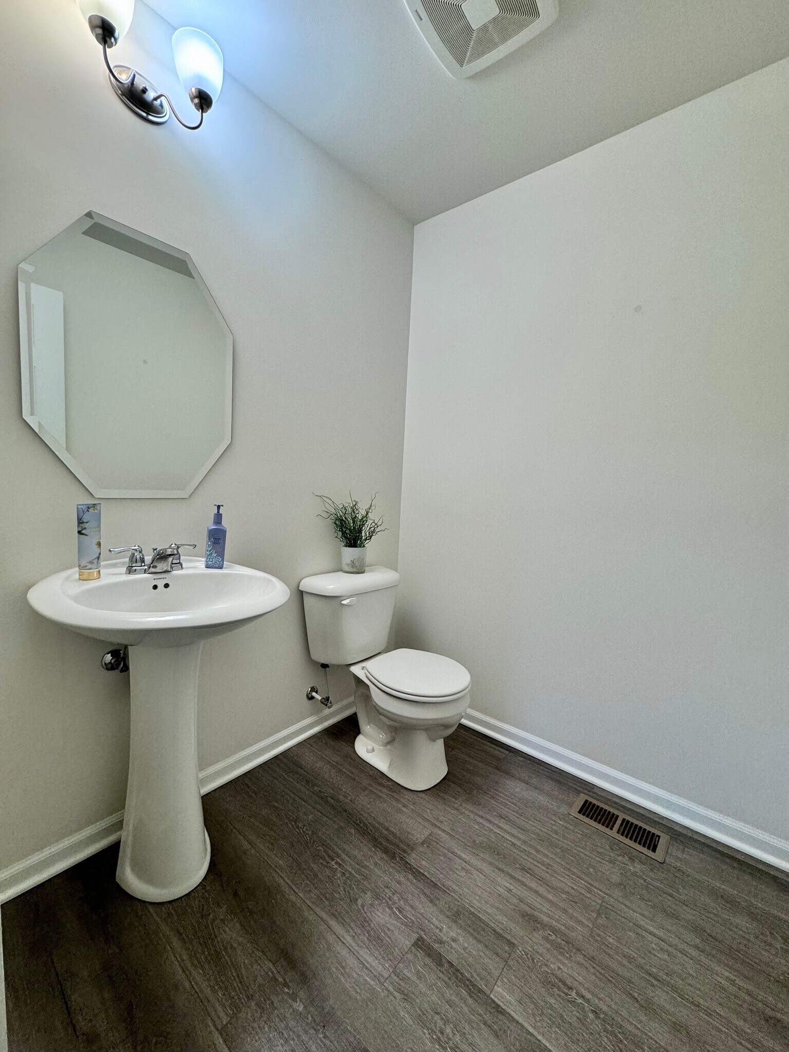 Building Photo - 14024 S Sheridan Trl