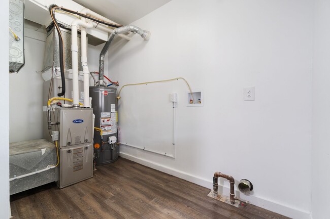 Building Photo - Newly Renovated 2-Bedroom Townhouse