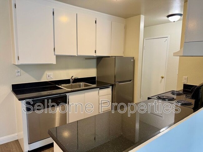 Building Photo - 121 41st St