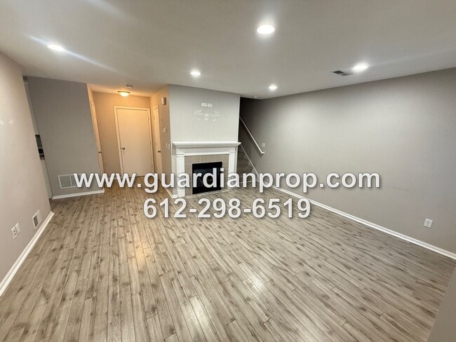 Building Photo - End Unit Townhouse on Secluded Drive Available Now, Updated Kitchen & Baths, Large Primary Suite