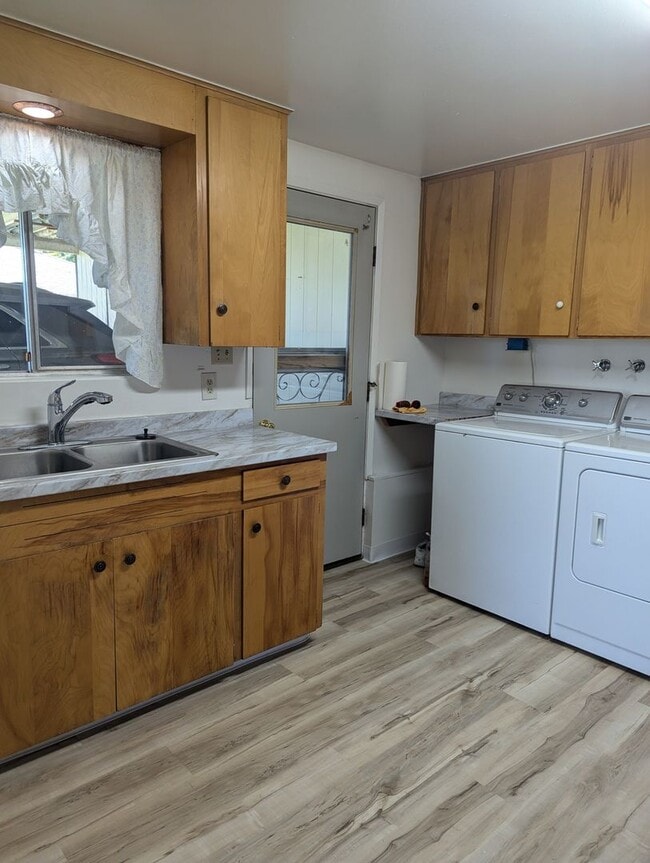 Building Photo - 2 Bedroom Pet-friendly Clarkston Apartment...