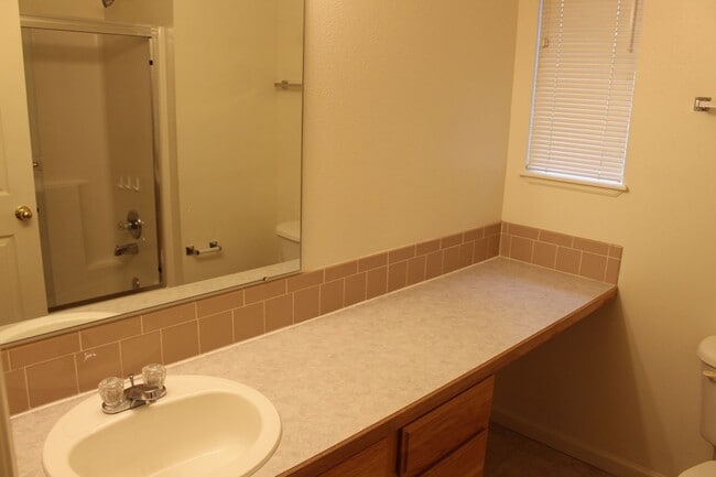 Building Photo - Bright & Inviting Wellington Townhome