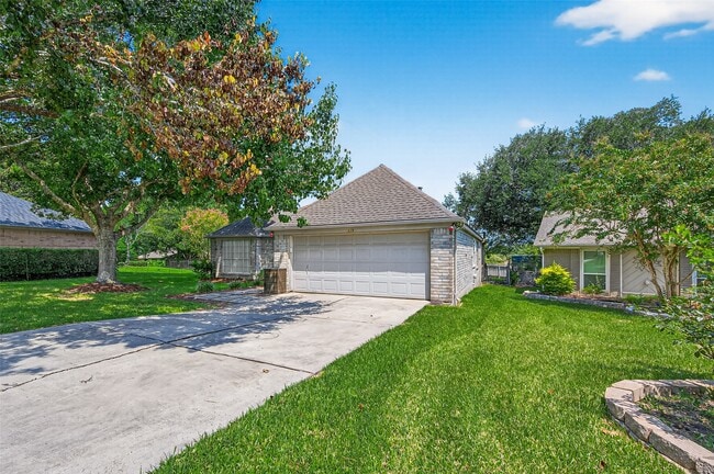 Building Photo - 319 Fantasy Ln