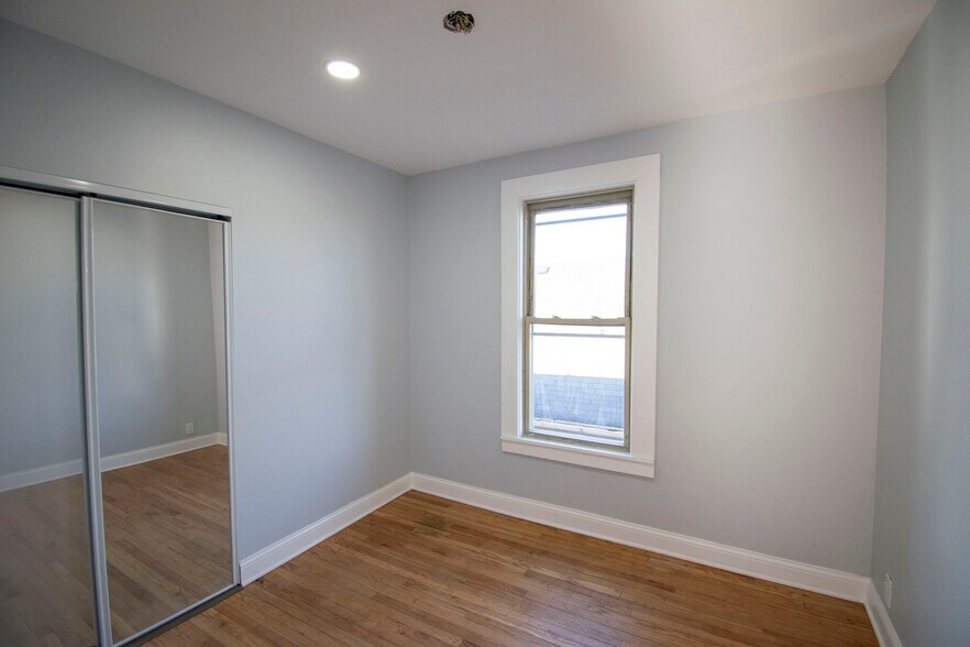 Building Photo - 4921 W Addison St