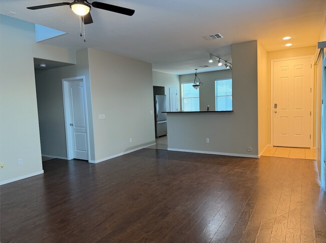 Building Photo - 996 E Cantebria Dr