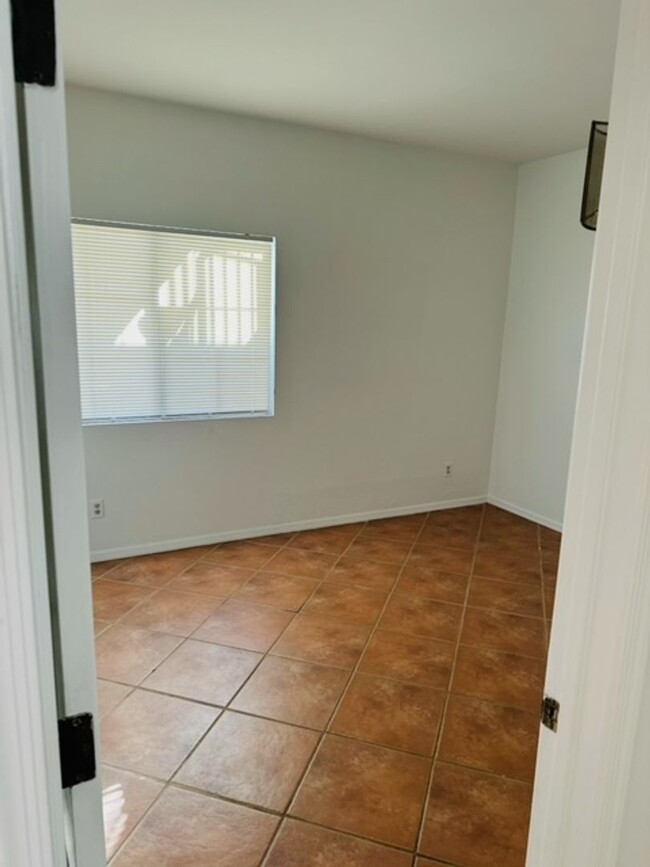 Building Photo - Spacious Remodeled 2 Bed/2Bath Condo!