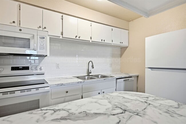 Building Photo - 817 S Elm St