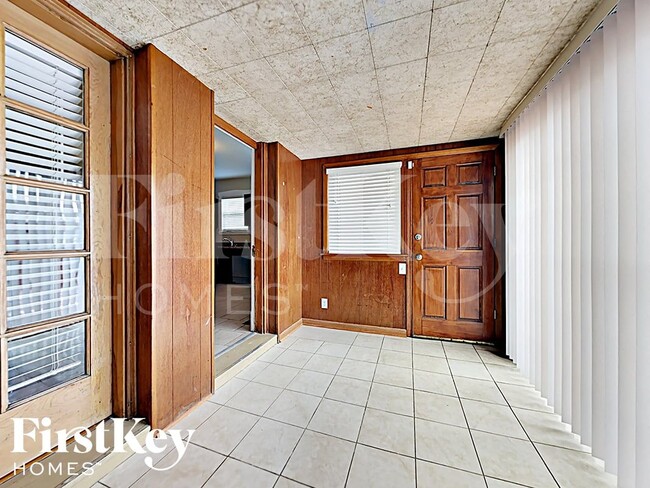 Building Photo - 5143 W Fletcher St