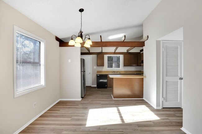 Building Photo - Adorable Duplex!