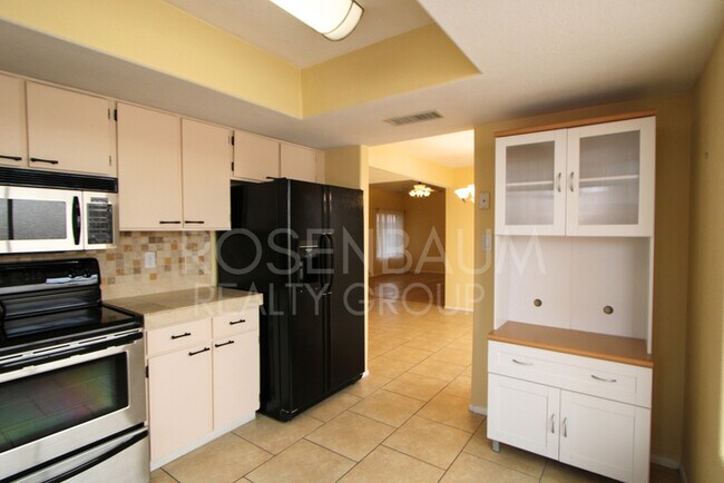 Building Photo - Stunning 2-bedroom, 1.5-bath haven in Phoe...