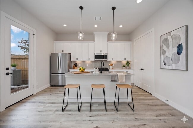 Building Photo - 6111 Campos Dr