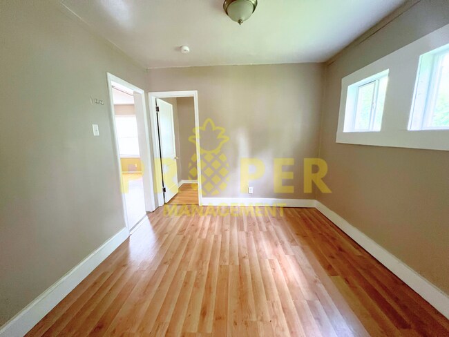 Building Photo - 2 bedrooms 1 bathroom house