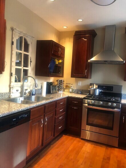 Building Photo - 1906 Sarah St