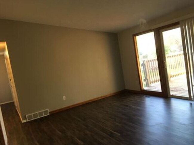 Building Photo - Spacious 5bd 2.5ba on the South Hill!