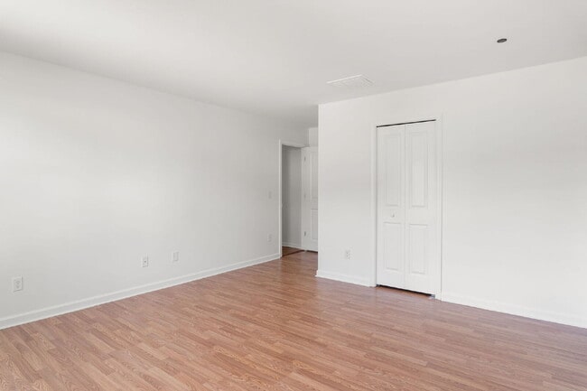 Building Photo - Spacious 4-Bedroom Home for Rent in Prime ...