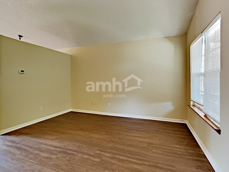 Building Photo - 13373 Mariposa Ct