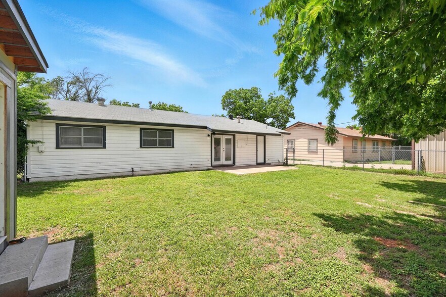 Building Photo - 2349 Marsalis Dr