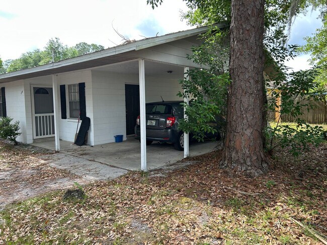 Building Photo - Quaint 2/1 with Covered Porch Near UF