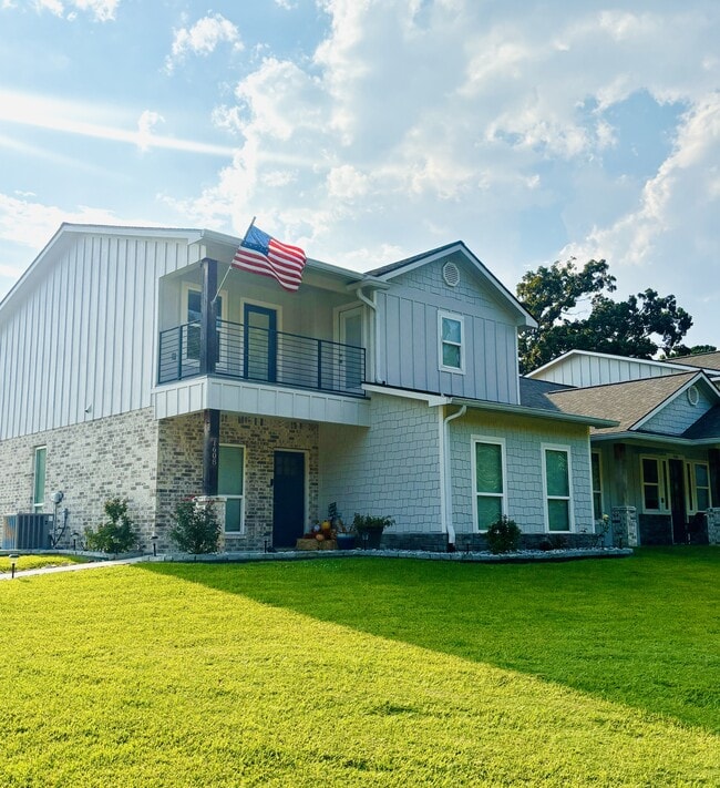 Building Photo - 1608 Champions Dr