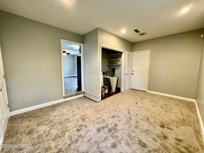 Building Photo - 526 W Thurman Rd