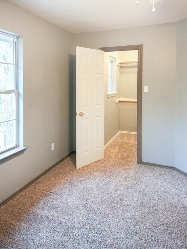 Building Photo - 6 Scenic Brook Ct