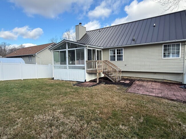 Building Photo - Beautiful Home behind ETSU and 5 minute drive to VAMC