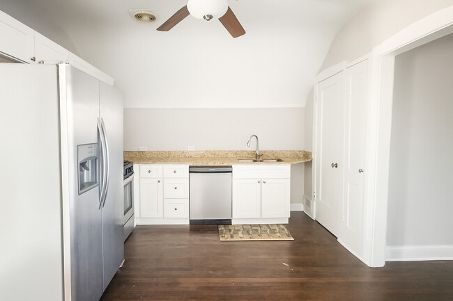 Building Photo - 2839 N Newland Ave