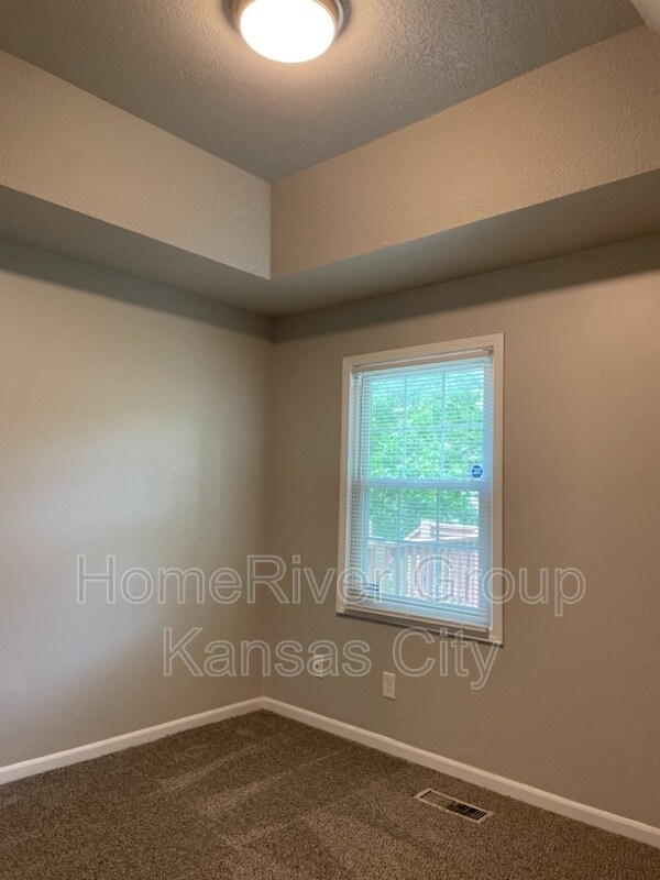 Building Photo - 418 N Prairie St