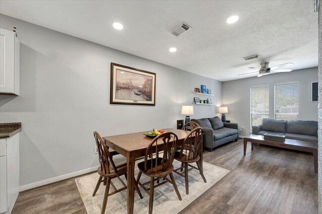 Building Photo - 2610 Loganberry Cir