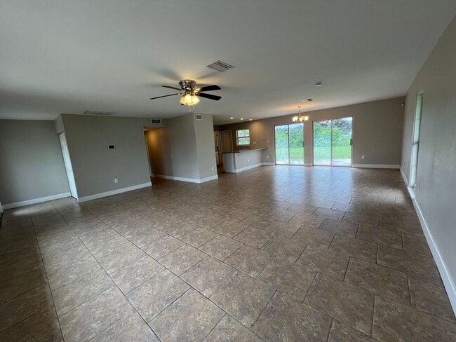 Building Photo - $1,795 ** AVAIL 7/15/25 ** 3 Bed / 2 Bath ...