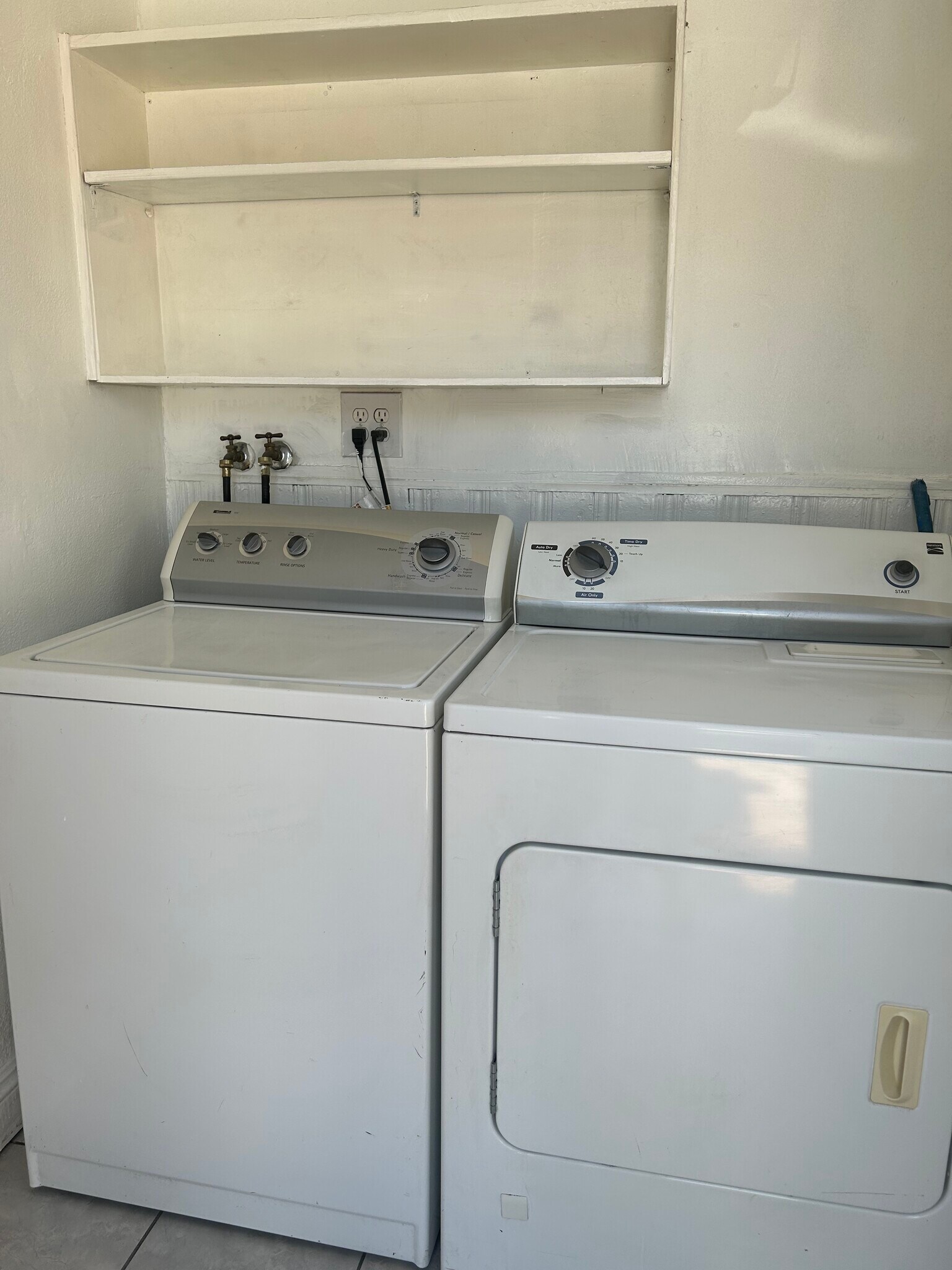 Building Photo - 245 W Elm Ave