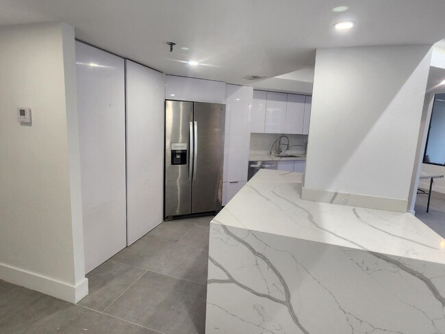 Building Photo - 520 Brickell Key Dr