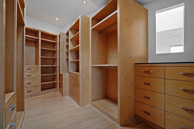Building Photo - 8735 Dorrington Ave
