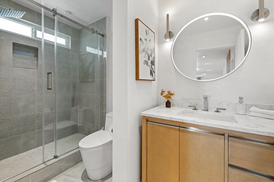 Building Photo - 2207 Ocean Front Walk